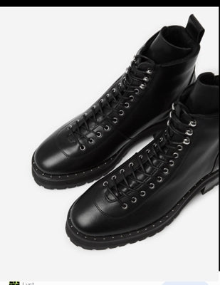Preloved Black leather laced ankle boots size 4