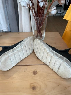 Preloved Leather Ankle boots with elasticated sides and chunky white sole
