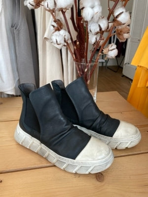 Preloved Leather Ankle boots with elasticated sides and chunky white sole