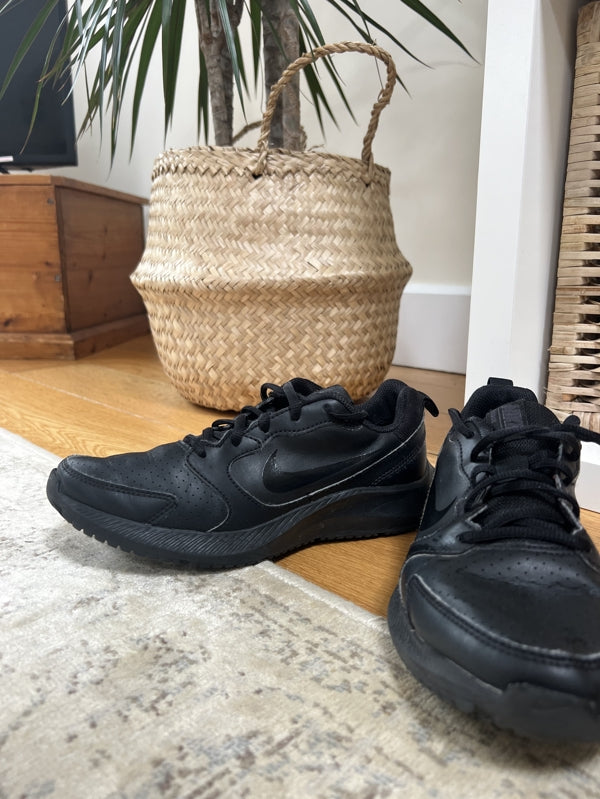 Preloved Black Nike trainer