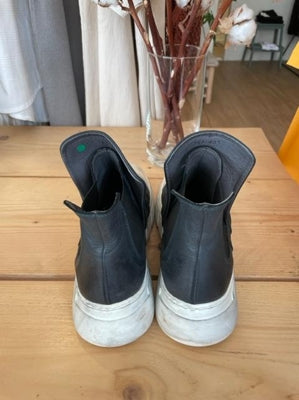 Preloved Leather Ankle boots with elasticated sides and chunky white sole