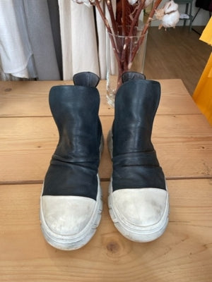 Preloved Leather Ankle boots with elasticated sides and chunky white sole
