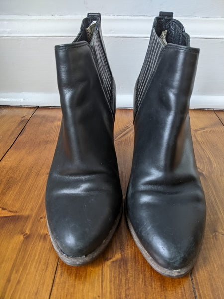 Preloved Ugg heeled ankle boots size 4.5