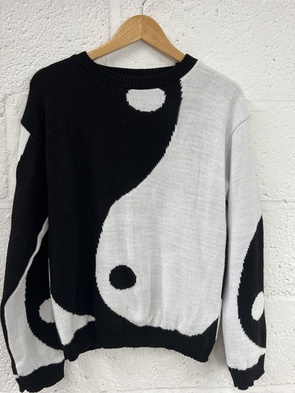 Preloved Ying Yang Print Sweater in size M