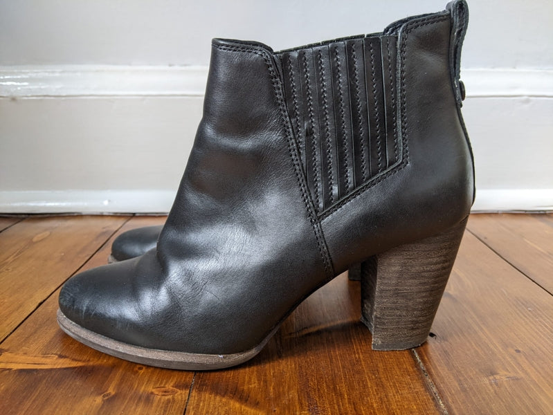 Preloved Ugg heeled ankle boots size 4.5